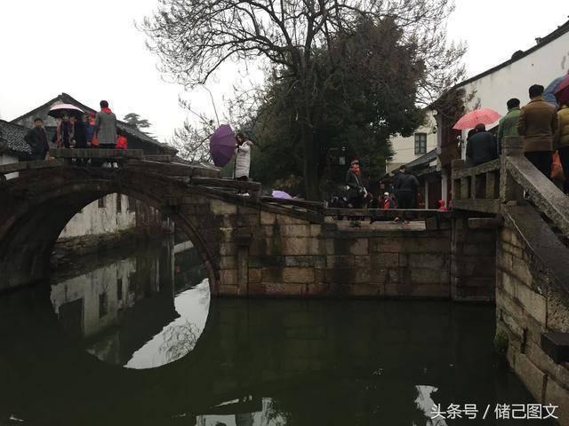 忻州定襄一处墙体坍塌致多车被砸，目击者：墙上贴着“围墙年代久远，严禁驻足停车”等警示牌